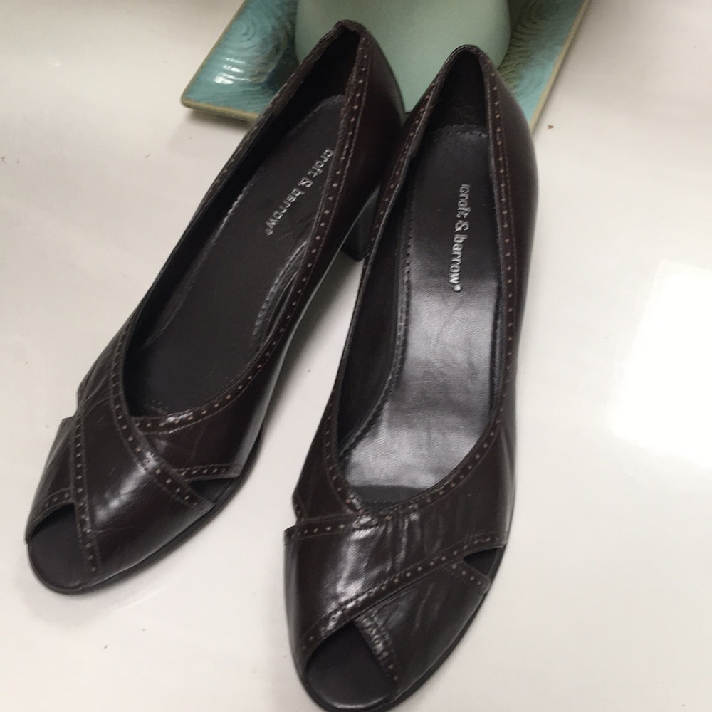 ⭐️Rich brown peek a boo toe pumps!